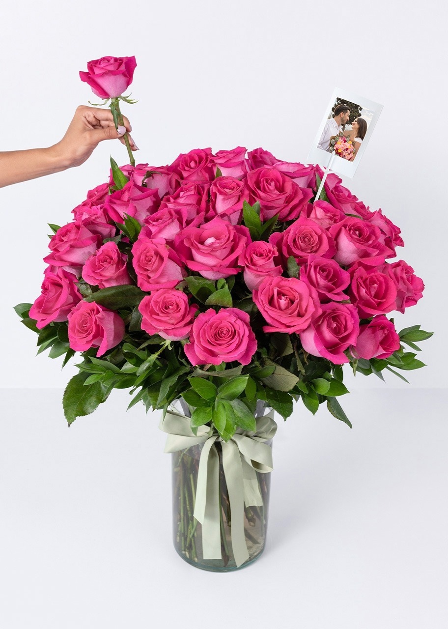 Arreglo de 50 rosas rosa con mini foto - Imagen 3